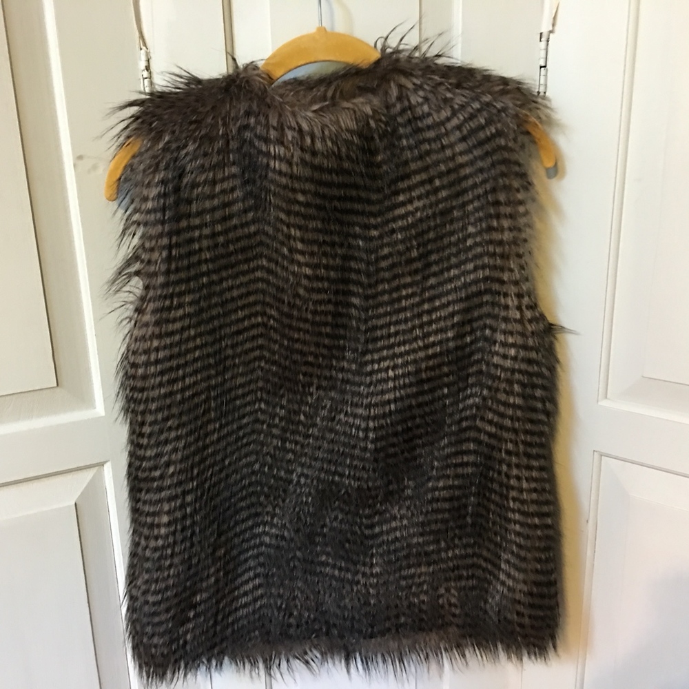 JACK Black/ Brown Faux Wispy Fur Vest - Picture 7 of 8